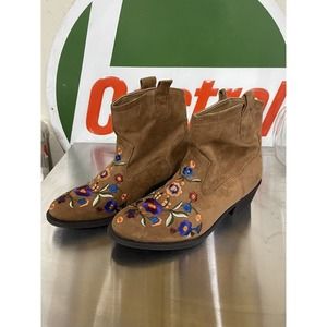 EUC Mudd Brown Suede Floral‎ Embroidered Cheyenne Western Boots Booties Size 7